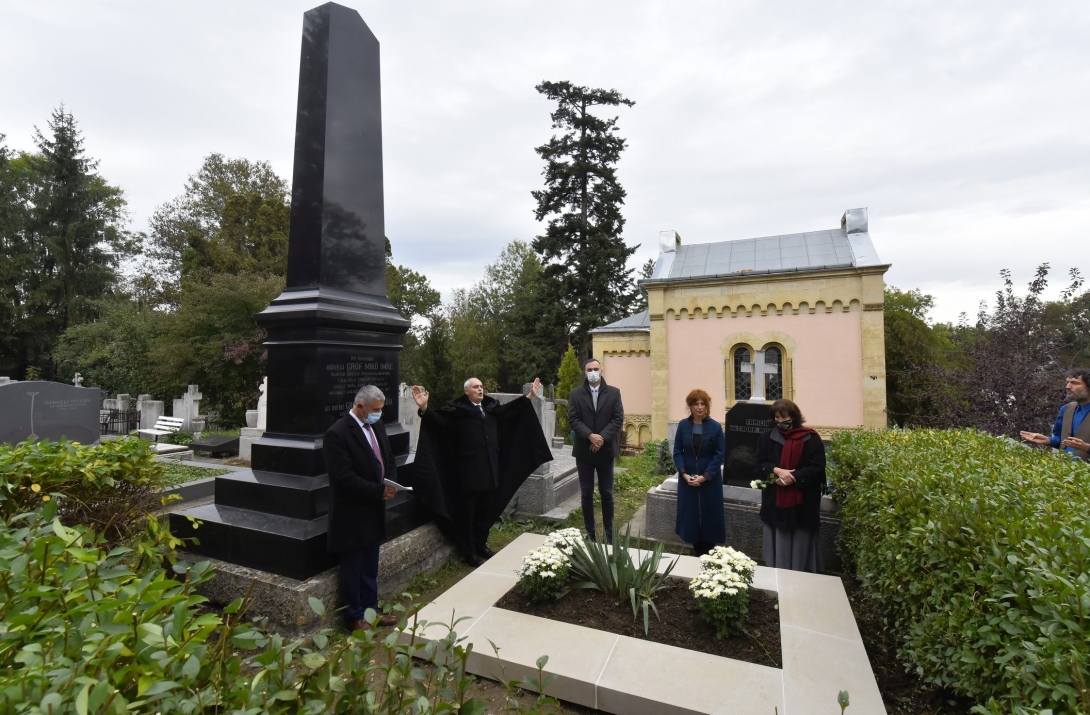 Kőkerettel gazdagodott gr. Mikó Imre síremléke