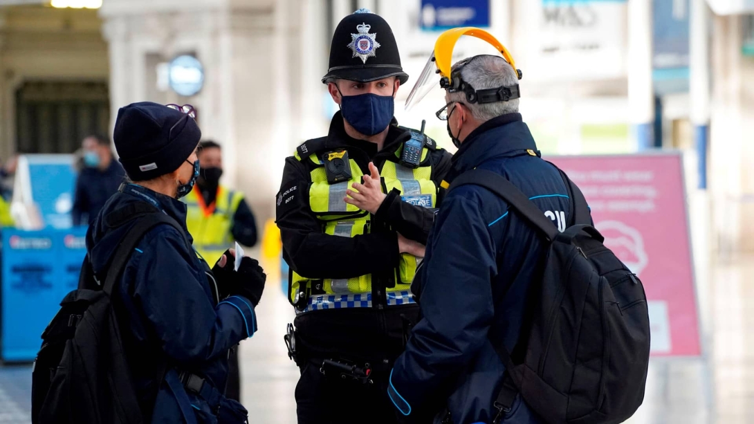 Jelentős szigorítások Londonban és a környező országrészekben – több ország felfüggeszti az angliai repülőjáratok fogadását