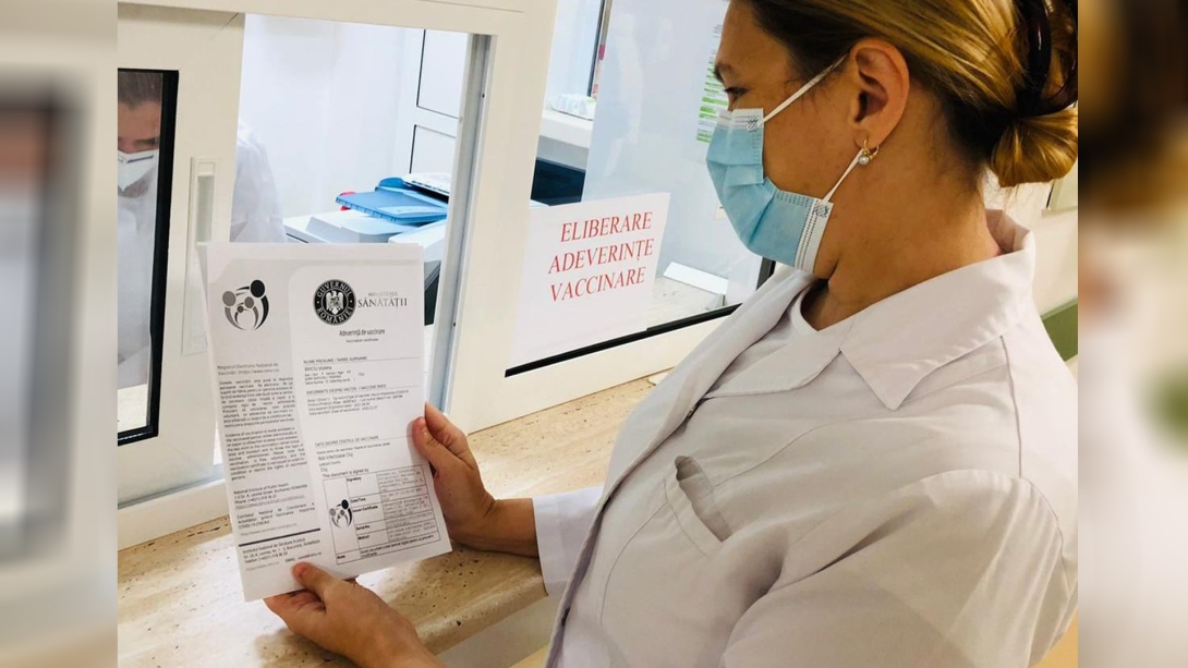 Jól képzett városi nyugdíjas férfi a tipikus oltáspárti