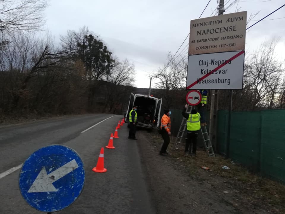 FOTÓK - Megtisztították a lefestett háromnyelvű kolozsvári helységnévtáblát