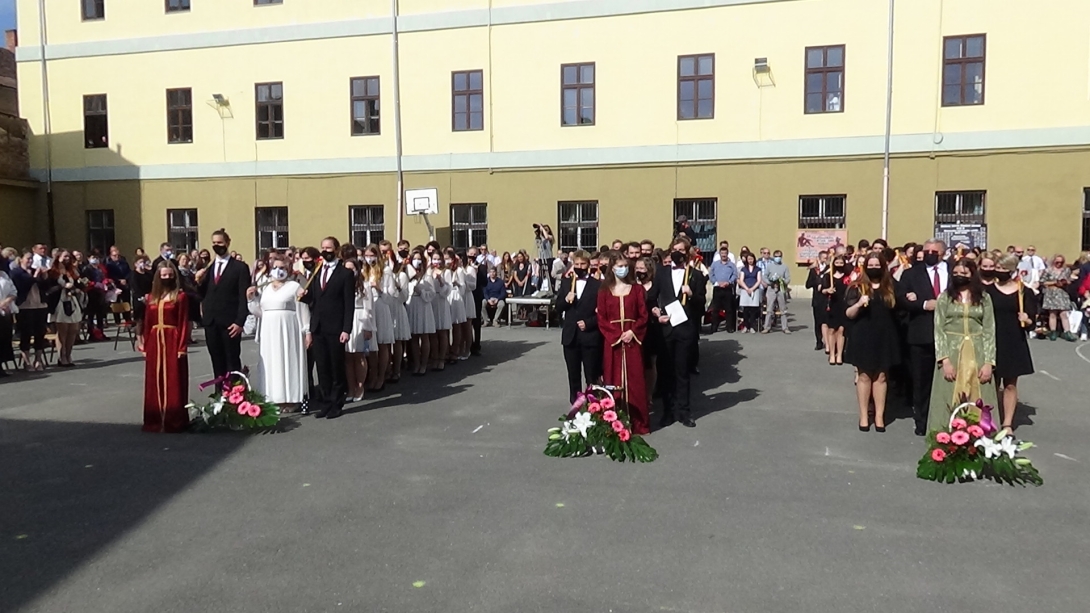 VIDEÓ - Az udvarra vonulnak a Báthory-líceum maturandusai