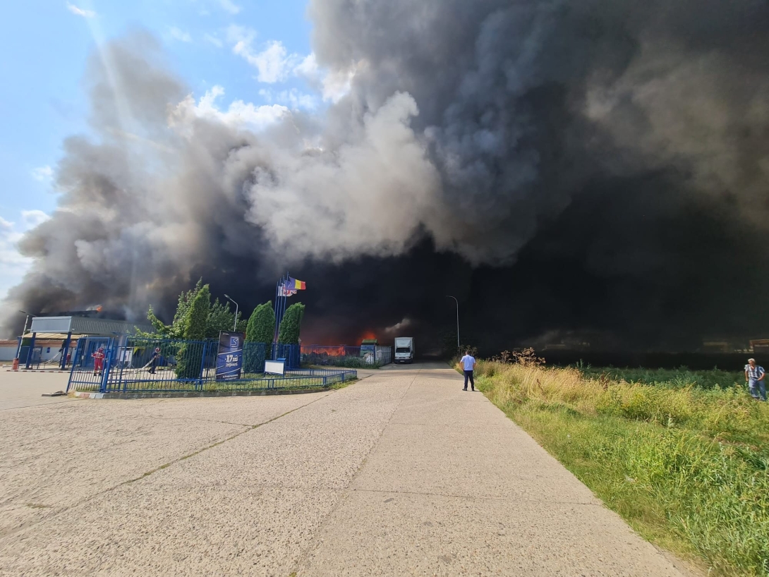 Hatalmas tűzeset egy Fehér megyei raktárban