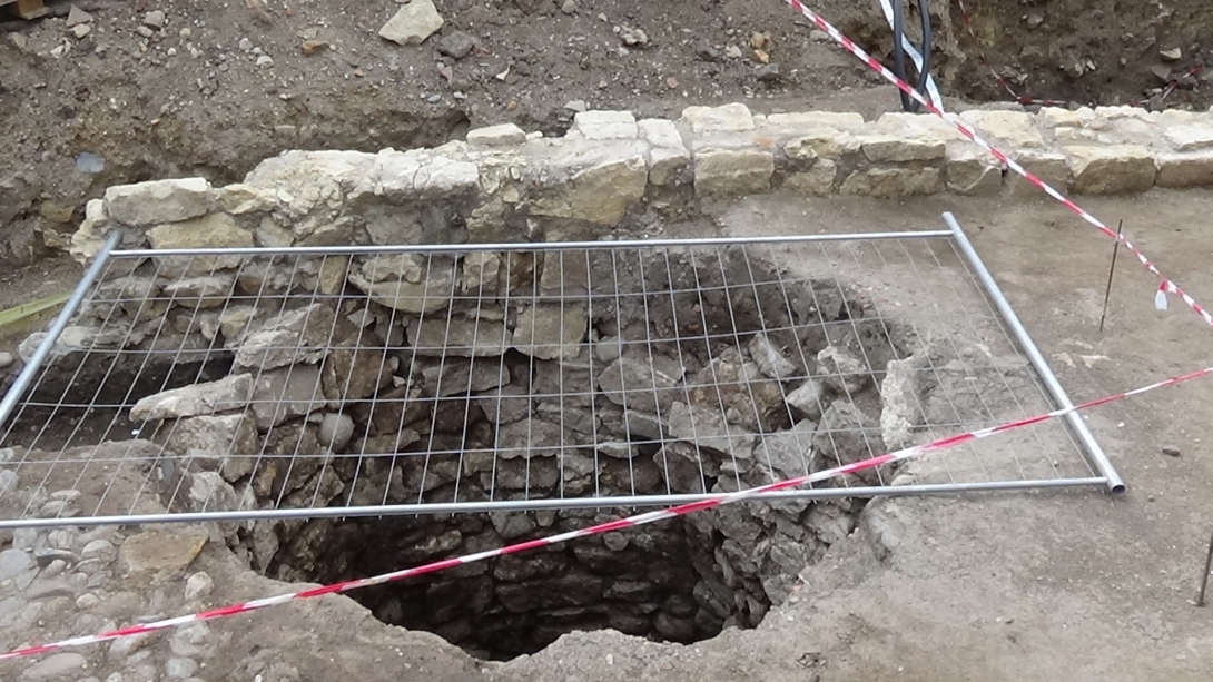 VIDEÓ - Falrészletet és kutat találtak az Apáczai-líceum mellett