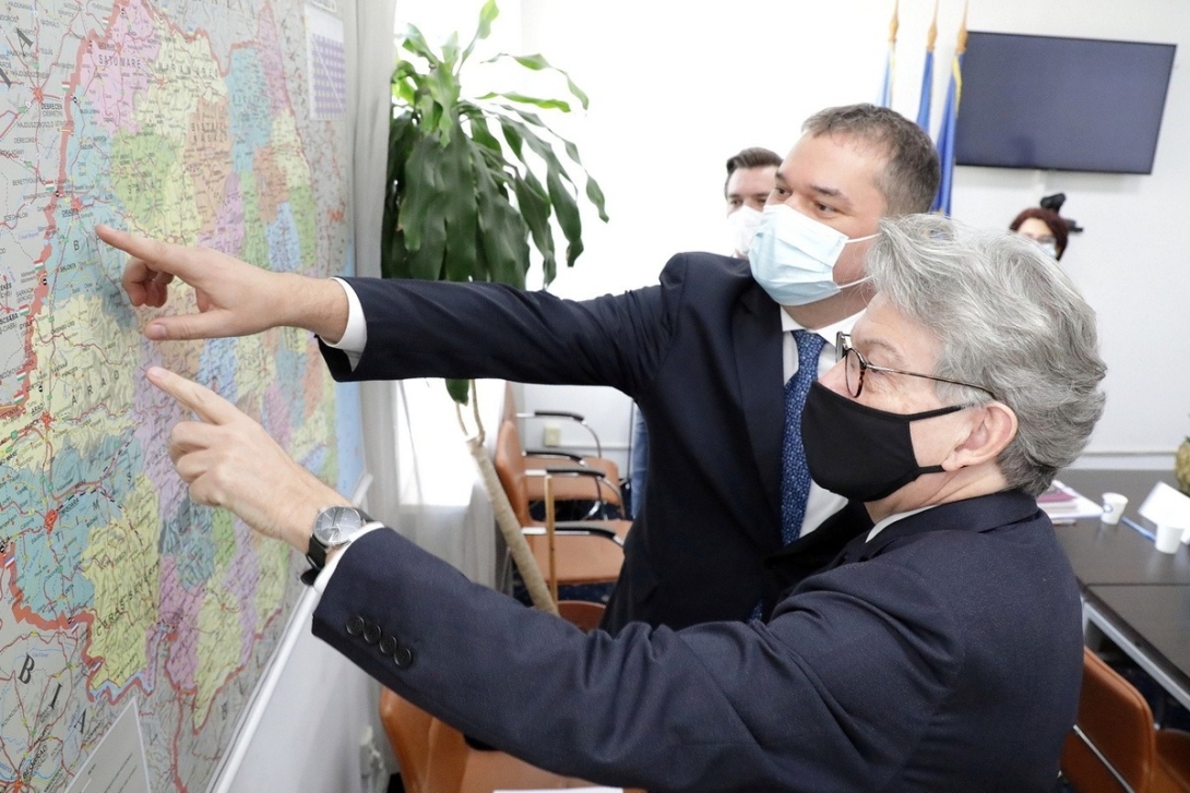 Uniós biztos: a járvány megfékezésének eszköze az oltás és a zöldigazolvány