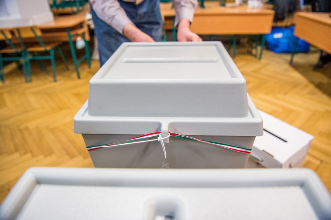 Elkezdte postázni a levélben szavazók csomagjait a magyarországi választási iroda