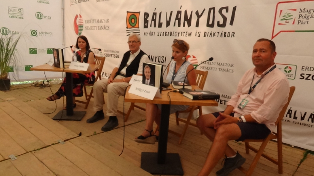 VIDEÓ – Róla szóló könyvvel lepték meg Tőkés Lászlót a hetvenedik születésnapján