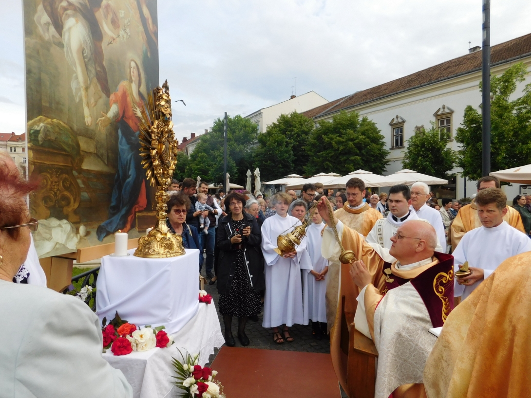 Úrnapi körmenet a Főtéren