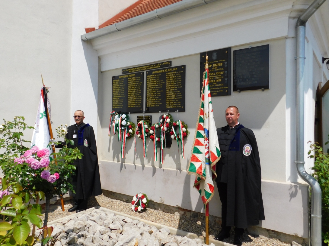 Márványtáblák az Aranyosegerbegyen elesett magyar hősök emlékére