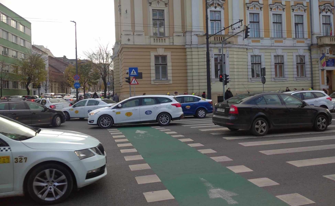 Több száz taxis tiltakozott ma Kolozsváron: hangosan dudálva vonultak át a városon, lebénítva a forgalmat